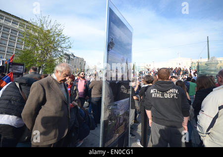 Athen, Griechenland. 24. April 2015. Zuschauer, die Fotos mit den Opfern des Genozids. Armenier, die in Griechenland Leben organisiert eine Demonstration, um im Rahmen der "armenischen Genozid Remembrance Day" anlässlich des 100. Jahrestages der 1,5 Millionen Opfer zu gedenken. Bildnachweis: George Panagakis/Pacific Press/Alamy Live-Nachrichten Stockfoto