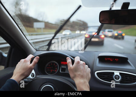 Fahren unter harten klimatischen Bedingungen, Regen Sie auf der Windschutzscheibe Stockfoto