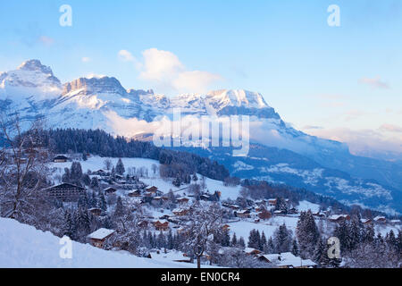 unglaublich schönen Panoramablick über Combloux Dorf bei Sonnenuntergang in Französische Alpen Stockfoto