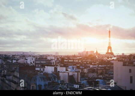 schöne Aussicht auf Paris, Frankreich, Eiffelturm bei Sonnenuntergang