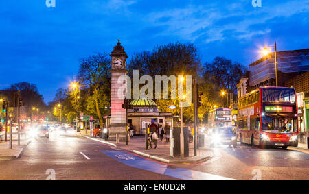 Clocktower und Rohr bei Nacht Clapham Old Town London UK Stockfoto