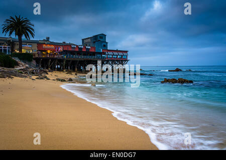 Restaurants und ein Strand von Cannery Row in Monterey, Kalifornien. Stockfoto
