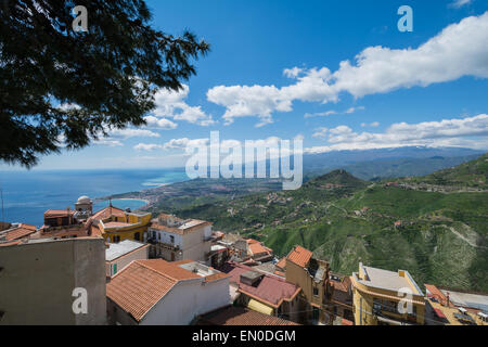 Stadt von Taormina in Sizilien mit Vulkan Ätna im Hintergrund Stockfoto