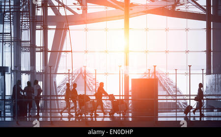 Pendler, die zu Fuß in modernen Flughafen, Gegenlicht Stockfoto