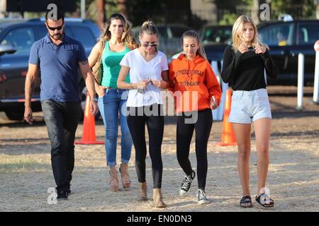 Lorenzo Lamas kommt bei Mr. Bones Pumpkin Patch mit seiner Familie.  Mitwirkende: Lorenzo Lamas, Shawna Craig, Isabella Lamas, Victoria Lamas, Shayne Lamas wo: Los Angeles, California, Vereinigte Staaten von Amerika bei: 20. Oktober 2014 Stockfoto