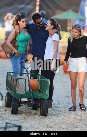 Lorenzo Lamas kommt bei Mr. Bones Pumpkin Patch mit seiner Familie.  Mitwirkende: Lorenzo Lamas, Shawna Craig, Isabella Lamas, Victoria Lamas, Shayne Lamas wo: Los Angeles, California, Vereinigte Staaten von Amerika bei: 20. Oktober 2014 Stockfoto