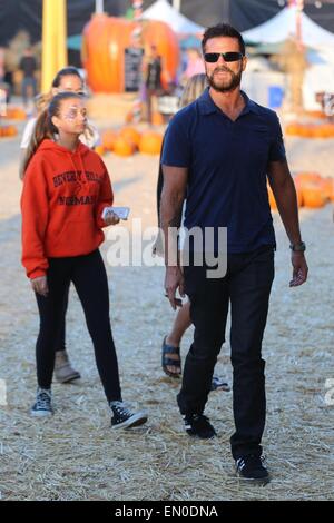 Lorenzo Lamas kommt bei Mr. Bones Pumpkin Patch mit seiner Familie.  Mitwirkende: Lorenzo Lamas, Shawna Craig, Isabella Lamas, Victoria Lamas, Shayne Lamas wo: Los Angeles, California, Vereinigte Staaten von Amerika bei: 20. Oktober 2014 Stockfoto