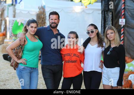 Lorenzo Lamas kommt bei Mr. Bones Pumpkin Patch mit seiner Familie.  Mitwirkende: Lorenzo Lamas, Shawna Craig, Isabella Lamas, Victoria Lamas, Shayne Lamas wo: Los Angeles, California, Vereinigte Staaten von Amerika bei: 20. Oktober 2014 Stockfoto