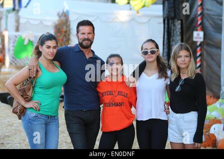 Lorenzo Lamas kommt bei Mr. Bones Pumpkin Patch mit seiner Familie.  Mitwirkende: Lorenzo Lamas, Shawna Craig, Isabella Lamas, Victoria Lamas, Shayne Lamas wo: Los Angeles, California, Vereinigte Staaten von Amerika bei: 20. Oktober 2014 Stockfoto