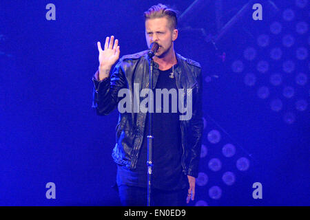 Toronto, Kanada. 24. April 2015. US-amerikanische Pop-Rock-Band OneRepublic mit Lead-Sänger Ryan Tedder (im Bild) führt auf dem Air Canada Centre in Toronto. Bildnachweis: EXImages/Alamy Live-Nachrichten Stockfoto