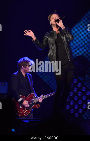 Toronto, Kanada. 24. April 2015. US-amerikanische Pop-Rock-Band OneRepublic mit Lead-Sänger Ryan Tedder (im Bild) führt auf dem Air Canada Centre in Toronto. Bildnachweis: EXImages/Alamy Live-Nachrichten Stockfoto