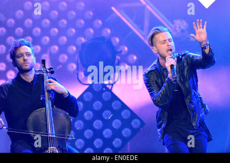 Toronto, Kanada. 24. April 2015. US-amerikanische Pop-Rock-Band OneRepublic mit Lead-Sänger Ryan Tedder (im Bild) führt auf dem Air Canada Centre in Toronto. Bildnachweis: EXImages/Alamy Live-Nachrichten Stockfoto