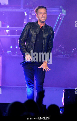 Toronto, Kanada. 24. April 2015. US-amerikanische Pop-Rock-Band OneRepublic mit Lead-Sänger Ryan Tedder (im Bild) führt auf dem Air Canada Centre in Toronto. Bildnachweis: EXImages/Alamy Live-Nachrichten Stockfoto