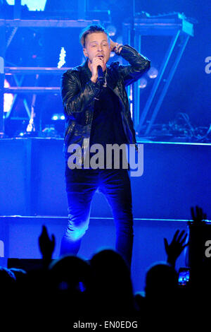 Toronto, Kanada. 24. April 2015. US-amerikanische Pop-Rock-Band OneRepublic mit Lead-Sänger Ryan Tedder (im Bild) führt auf dem Air Canada Centre in Toronto. Bildnachweis: EXImages/Alamy Live-Nachrichten Stockfoto