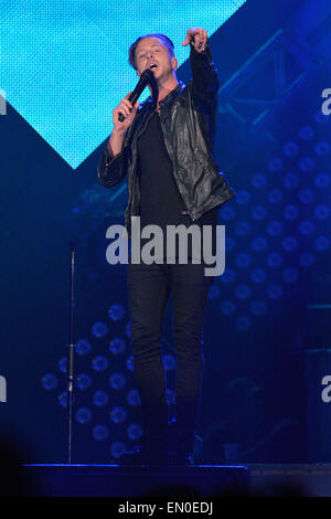 Toronto, Kanada. 24. April 2015. US-amerikanische Pop-Rock-Band OneRepublic mit Lead-Sänger Ryan Tedder (im Bild) führt auf dem Air Canada Centre in Toronto. Bildnachweis: EXImages/Alamy Live-Nachrichten Stockfoto