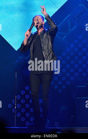 Toronto, Kanada. 24. April 2015. US-amerikanische Pop-Rock-Band OneRepublic mit Lead-Sänger Ryan Tedder (im Bild) führt auf dem Air Canada Centre in Toronto. Bildnachweis: EXImages/Alamy Live-Nachrichten Stockfoto