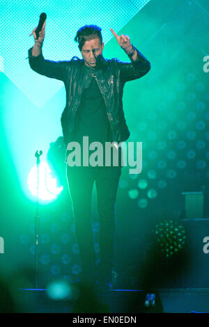 Toronto, Kanada. 24. April 2015. US-amerikanische Pop-Rock-Band OneRepublic mit Lead-Sänger Ryan Tedder (im Bild) führt auf dem Air Canada Centre in Toronto. Bildnachweis: EXImages/Alamy Live-Nachrichten Stockfoto