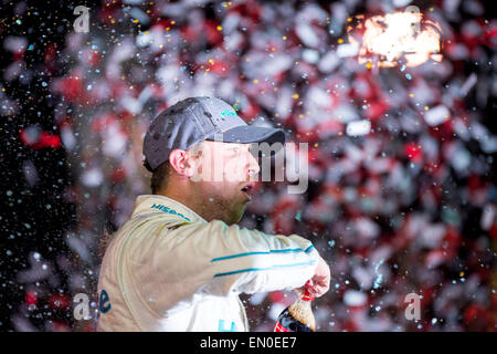 Richmond, VA, USA. 14. März 2015. Richmond, VA - 24. April 2015: Denny Hamlin feiert seinen Sieg der ToyotaCare 250 in der Victory Lane auf dem Richmond International Raceway in Richmond, VA. Bildnachweis: Csm/Alamy Live-Nachrichten Stockfoto