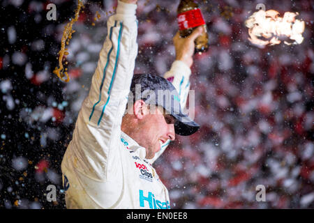 Richmond, VA, USA. 14. März 2015. Richmond, VA - 24. April 2015: Denny Hamlin feiert seinen Sieg der ToyotaCare 250 in der Victory Lane auf dem Richmond International Raceway in Richmond, VA. Bildnachweis: Csm/Alamy Live-Nachrichten Stockfoto