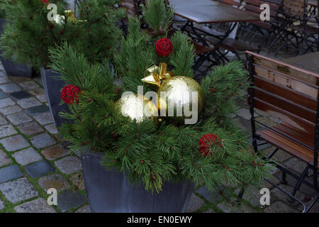 Die Pads mit Christbaumschmuck geschmückt aß in Eimern auf der Straße. Stockfoto