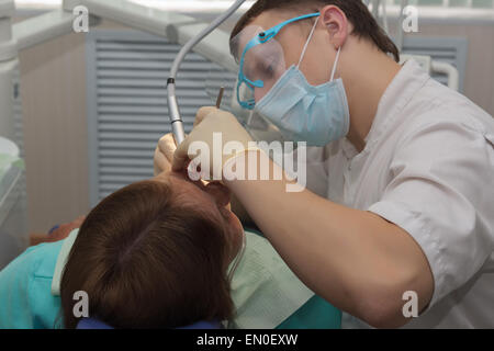 Der Arzt Zahnarzt nimmt der Patient am Arbeitsplatz im Büro. Stockfoto