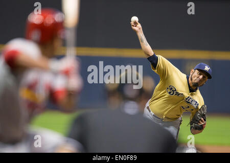 Milwaukee, WI, USA. 24. April 2015. Milwaukee Brewers ab Krug Matt Garza #22 liefert einen Stellplatz in der Major League Baseball Spiel zwischen den Milwaukee Brewers und den St. Louis Cardinals im Miller Park in Milwaukee, Wisconsin. John Fisher/CSM/Alamy Live-Nachrichten Stockfoto