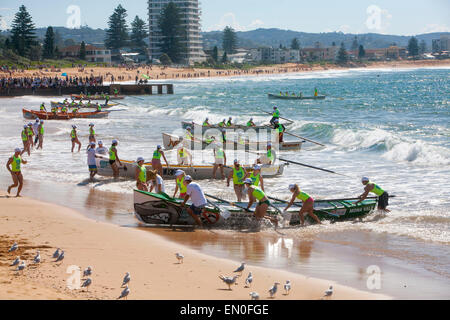 Sydney, Australien. 25. April 2015. Centenary ANZAC Tag gedenken als 100 Surf Lifesaving Boote Land Collaroy Beach Sydney nach der Landung in Gallipoli vor 100 Jahren in der Welt repräsentieren Krieg ein Credit: Martin Beere/Alamy Live News Stockfoto