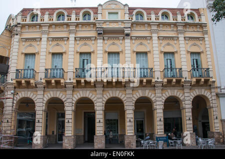 Aufbauend auf der Plaza 9 de Julio, Salta, Argentinien Stockfoto