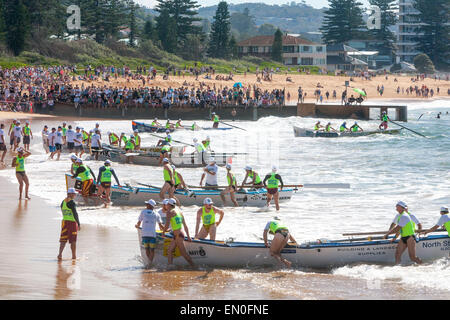 Sydney, Australien. 25. April 2015. Centenary ANZAC Tag gedenken als 100 Surf Lifesaving Boote Land Collaroy Beach Sydney nach der Landung in Gallipoli vor 100 Jahren in der Welt repräsentieren Krieg ein Credit: Martin Beere/Alamy Live News Stockfoto