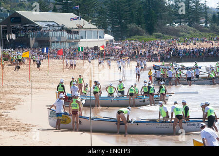 Sydney, Australien. 25. April 2015. Centenary ANZAC Tag gedenken als 100 Surf Lifesaving Boote Land Collaroy Beach Sydney nach der Landung in Gallipoli vor 100 Jahren in der Welt repräsentieren Krieg ein Credit: Martin Beere/Alamy Live News Stockfoto