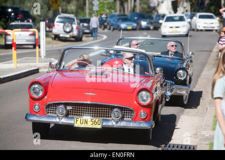 Sydney, Australien. 25. April 2015. Gedenkfeier zum 100. Jahrestag des ANZAC-Tages und märz am 25.. april im Palm Beach sydney, um an die zu erinnern, die im Ersten Weltkrieg in Gallipoli ums Leben kamen und 1956 rote Ford-Cabriolets in der Parade Credit: martin Berry/Alamy Live News Stockfoto