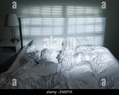 Naturweg leeren Bett in dramatischen Licht durch Fenster-Vorhänge Stockfoto