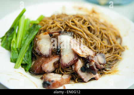 Beliebte malaysische chinesische Suppen, Wantan mich Art von Nudeln mit Knödel servieren. Stockfoto