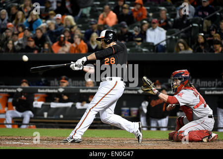 Baltimore, Maryland, USA. 24. April 2015. Baltimore Orioles erster Basisspieler Steve Pearce (28) schwingt auf dem Ball in der Major League Baseball Spiel zwischen den Boston Red Sox und den Baltimore Orioles im Oriole Park at Camden Yards in Baltimore Maryland statt. Boston Niederlagen Baltimore 7-5. Eric Canha/CSM/Alamy Live-Nachrichten Stockfoto