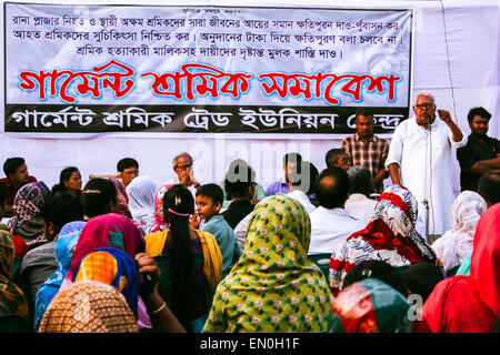 Dhaka, Bangladesch. 24. April 2015. Zwei Jahre sind vergangen seit dem Zusammenbruch des Rana Plaza in Savar. Die offizielle Zahl der Todesopfer ist etwa 1.200 Menschen, wenn Menschen vor Ort sagt, die Zahl der Todesopfer ist noch mehr und die Zahl der Verletzten ist mehr als 2.500 Menschen. Auf das zweite Jahr des Zusammenbruchs versammeln sich auf dem Gelände und fordern Gerechtigkeit für alle, die Opfer und sie auch zu allen Menschen gedenken, die Kerzen anzünden und beten für sie, der Allmächtige Gott an diesem Tag gestorben. Bildnachweis: Belal Hossain Rana/Pacific Press/Alamy Live-Nachrichten Stockfoto