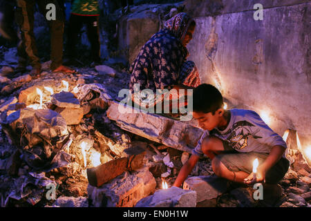 Dhaka, Bangladesch. 24. April 2015. Zwei Jahre sind vergangen seit dem Zusammenbruch des Rana Plaza in Savar. Die offizielle Zahl der Todesopfer ist etwa 1.200 Menschen, wenn Menschen vor Ort sagt, die Zahl der Todesopfer ist noch mehr und die Zahl der Verletzten ist mehr als 2.500 Menschen. Auf das zweite Jahr des Zusammenbruchs versammeln sich auf dem Gelände und fordern Gerechtigkeit für alle, die Opfer und sie auch zu allen Menschen gedenken, die Kerzen anzünden und beten für sie, der Allmächtige Gott an diesem Tag gestorben. Bildnachweis: Belal Hossain Rana/Pacific Press/Alamy Live-Nachrichten Stockfoto