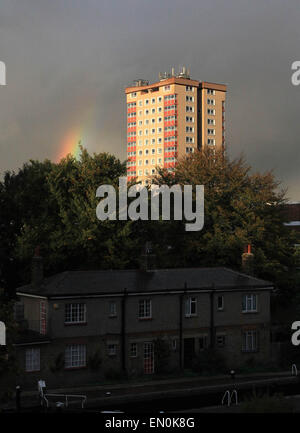 Ein Regenbogen erscheint der über Hackney im Osten von London, wie in der UK, wo die Reste der Hurrikan Gonzalo ankommen: London, Vereinigtes Königreich bei: 20. Oktober 2014 Stockfoto