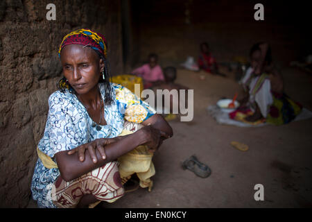 Muslimische Männer wurden von Gewalt in der Zentralafrikanischen Republik vertrieben. Sie fanden Zuflucht in und rund um die Moschee. Viele Menschen sind krank und verpassen Gesundheitsversorgung Stockfoto