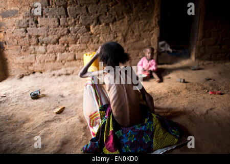 Muslimische Männer wurden von Gewalt in der Zentralafrikanischen Republik vertrieben. Sie fanden Zuflucht in und rund um die Moschee. Viele Menschen sind krank und verpassen Gesundheitsversorgung Stockfoto