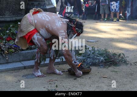 Sydney, Australien. 25. April 2015. Abgebildet ist der Aborigines Rauchzeremonie zu Beginn des Verfahrens in Redfern Park. Aborigines Soldatinnen und Soldaten wurden am Cenotaph in Redfern Park, Redfern, geehrt Kränze platziert wurden, bevor Menschen entlang Chalmers Street, Prince Alfred Park in der Nähe von Hauptbahnhof marschierten. Bildnachweis: Richard Milnes/Alamy Live-Nachrichten Stockfoto