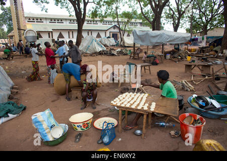 Vertriebene haben Zuflucht bei der katholischen mission Stockfoto