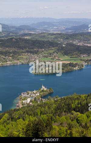 Blick vom Aussichtsturm Pyramidenkogel in Lake Woerth im Frühjahr Stockfoto