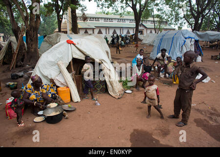 Vertriebene haben Zuflucht bei der katholischen mission Stockfoto