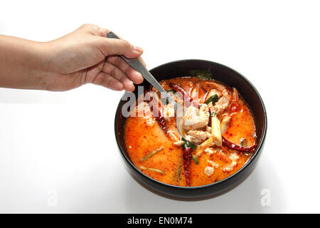 Tomyum Huhn berühmten würzigen Thai-Küche mit Löffel und hand Stockfoto