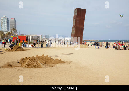 Menschen am Strand von Barceloneta mit Rebecca Horns Skulptur L'Estel Ferit (The Wounded Shooting Star), Barcelona, Katalonien Stockfoto