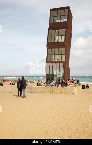 Menschen am Strand von Barceloneta mit Rebecca Horns Skulptur L'Estel Ferit (The Wounded Shooting Star), Barcelona, Katalonien Stockfoto