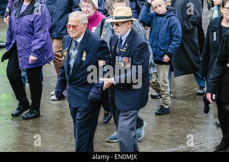 Melbourne, Australien. 25. April 2015.  ANZAC Day März Veteran und militärisches Personal und ihre Nachkommen von Princes Bridge zu den Shrine of Remembrance, bei Regenwetter zu dienen.  Das diesjährige Anzac Tag jährt sich zum 100. Mal seit der Landung Gallipoli ANZAC und alliierten Soldaten in der Türkei am 25. April 2015. Eine Besonderheit des März 2015 war März Medaillen ermöglichte ein Familienmitglied tragen die Medaillen von ihren Urahn, anstelle dieser WWI ANZAC zu marschieren. Bildnachweis: Kerin Forstmanis/Alamy Live-Nachrichten Stockfoto