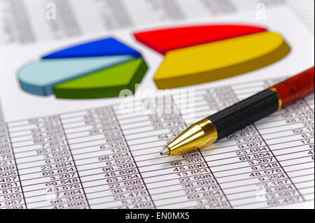 finanzielle Tabelle auf Tabelle mit Daten Stockfoto