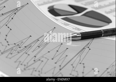 finanzielle Tabelle auf Tabelle mit Daten Stockfoto