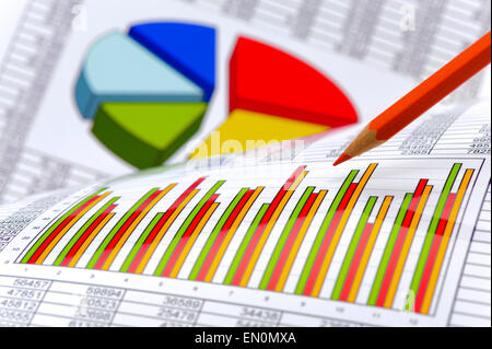 finanzielle Tabelle auf Tabelle mit Daten Stockfoto